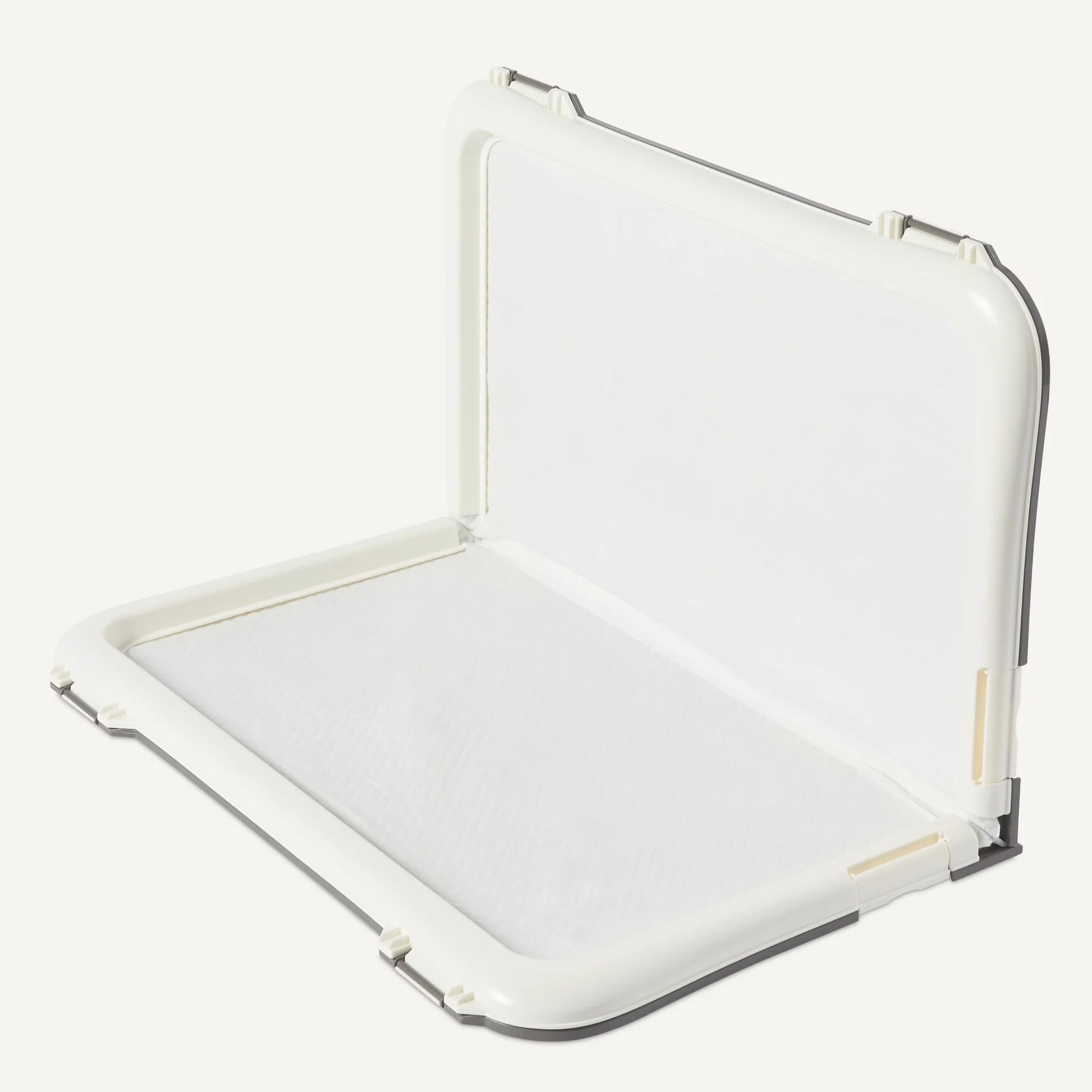 Amazon Basics: Soporte para empapadores de adiestramiento para Perros, Cierre Seguro, extragrueso y Antideslizante, plástico Reciclado, 71,1 x 86,4 cm, L, Blanco y Antracita