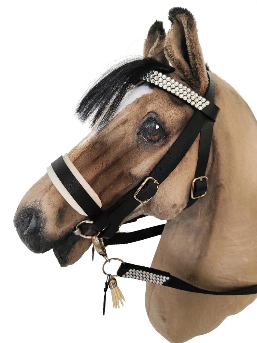 Generisch Hobby Horse Trense, negro con brillantes, acolchado blanco, herrajes de metal plateado, con riendas
