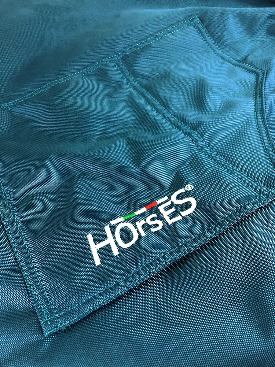 Horses, Funda para sillín de nailon con forro polar interior, apta para varios tamaños de sillín, fabricada con nailon exterior y suave forro polar en el interior, verde
