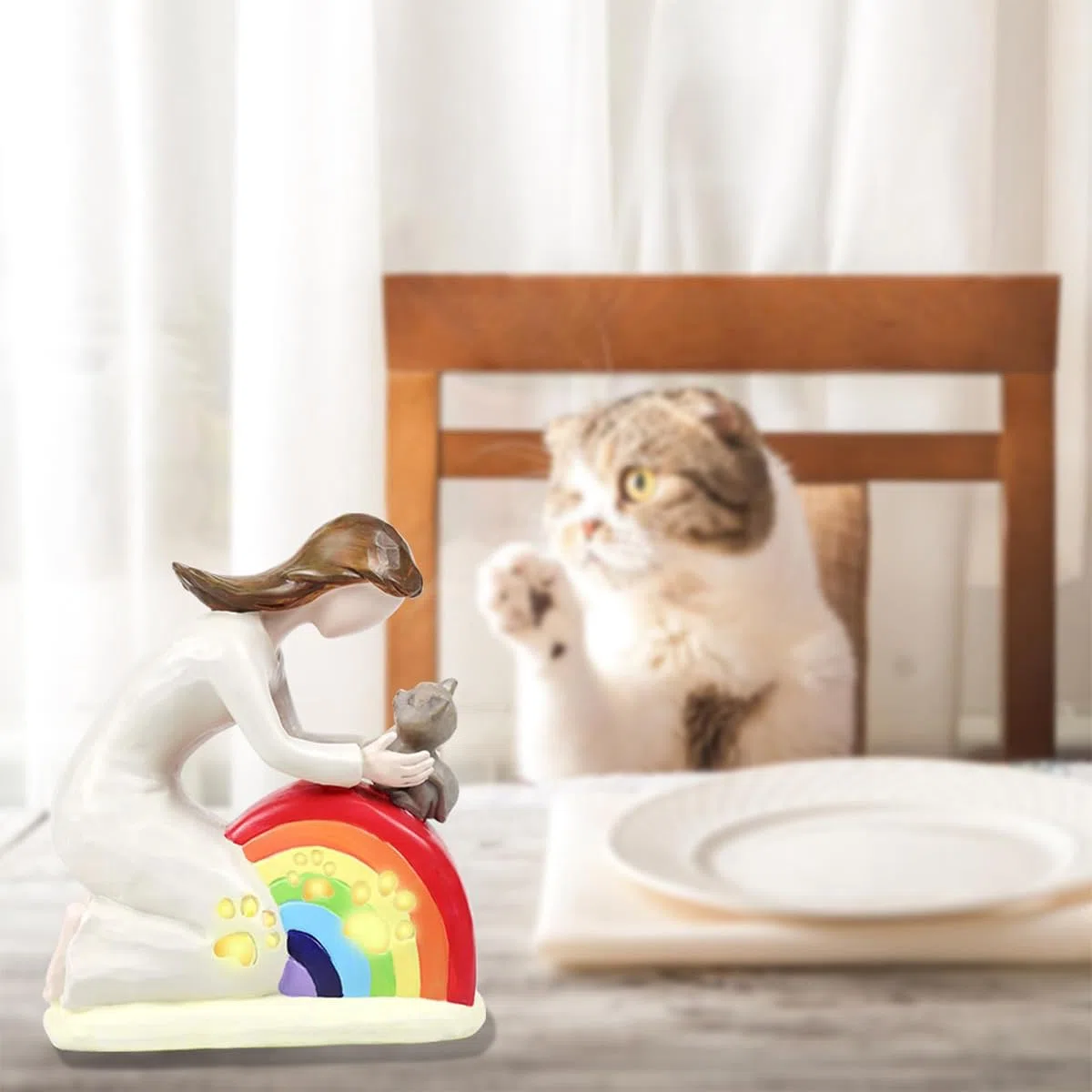 Regalo conmemorativo de gato Rainbow Bridge con estatua de resina artesanal de niña abrazando a un gato para expresar condolencias por la pérdida de una mascota.