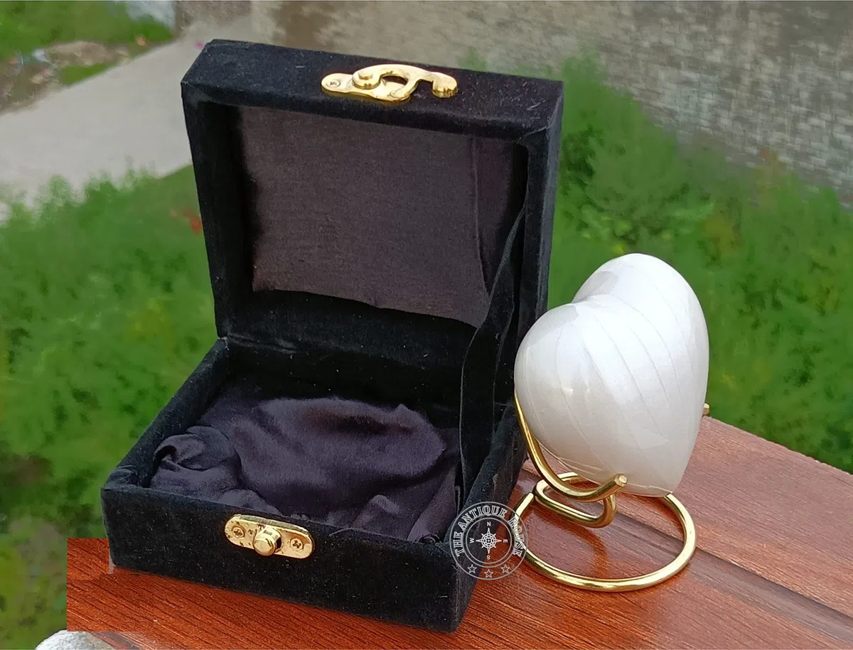 Urna de Cremación Blanca para Cenizas Recuerdo Urna en Forma de Corazón con Caja Negra y Soporte de Latón Mini urna para su ser querido Entierro Adulto y Funerario para Adultos e Infantes