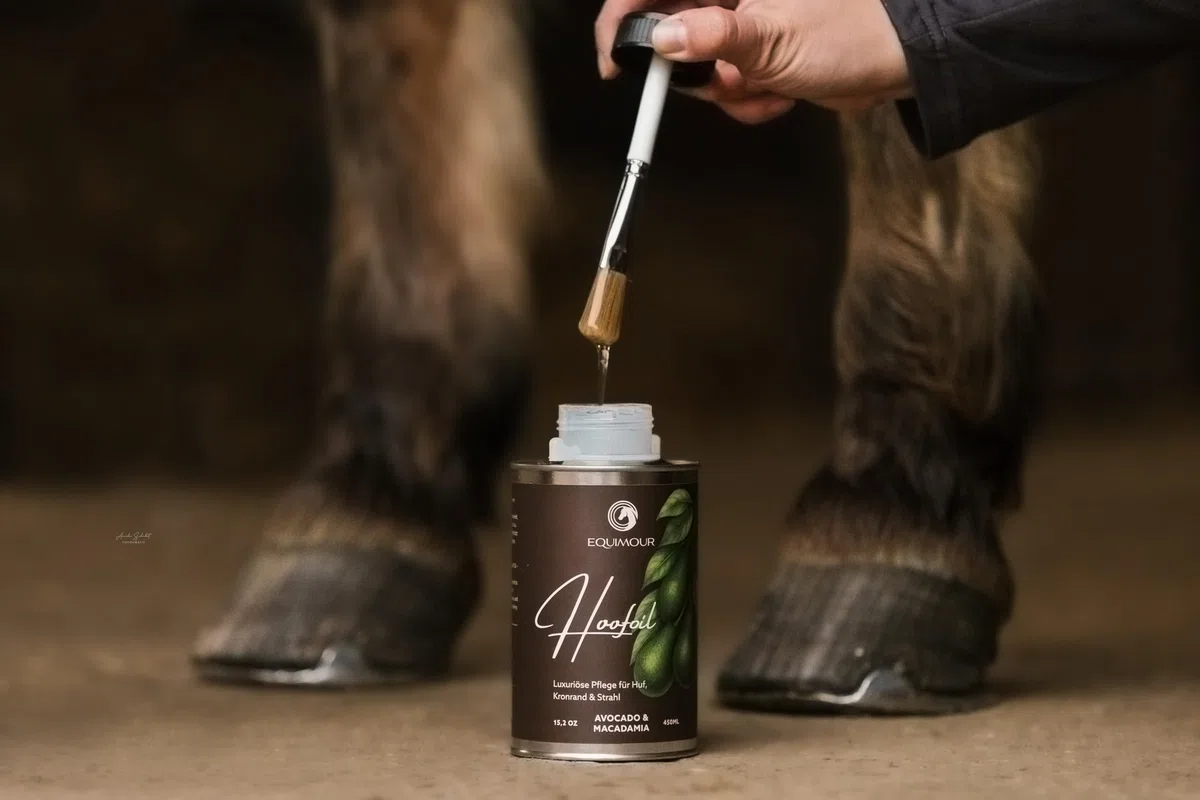 Aceite para pezuñas con pincel para caballos, aguacate y macadamia, cuidado de pezuñas con vitamina E, para pezuñas, borde de corona y chorro, brillo natural y aspecto bien cuidado, 450 ml
