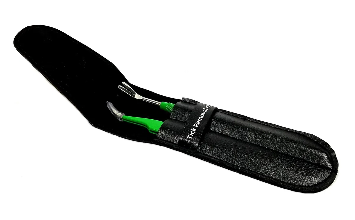 TickCheck Kit removedor de garrapatas (removedor de garrapatas de Acero Inoxidable con Pinzas, Estuche de Cuero y Tarjeta de identificación de garrapatas de Bolsillo) Envase de 1