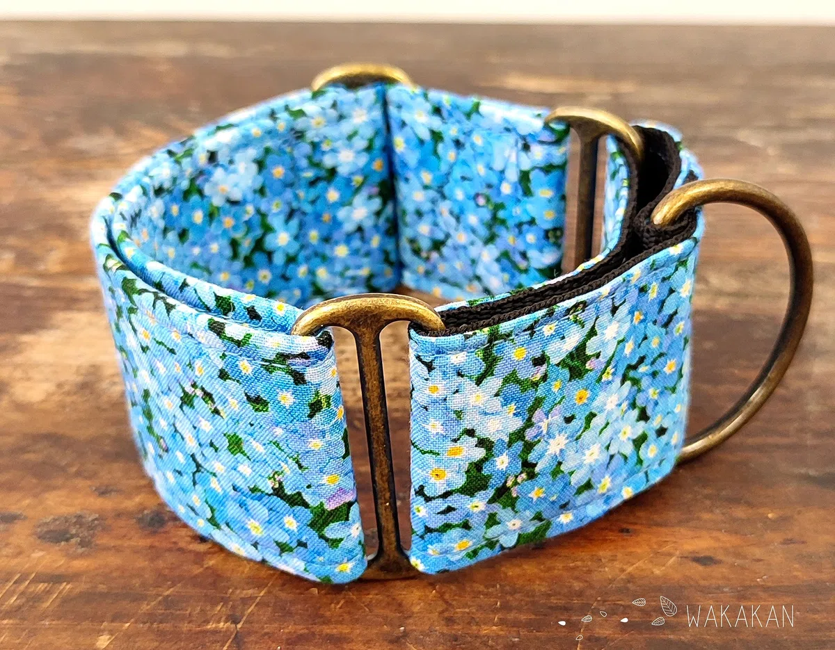Collar Martingale Para Perro: Tiny Blue Flowers, Hecho a Mano en España por Wakakán