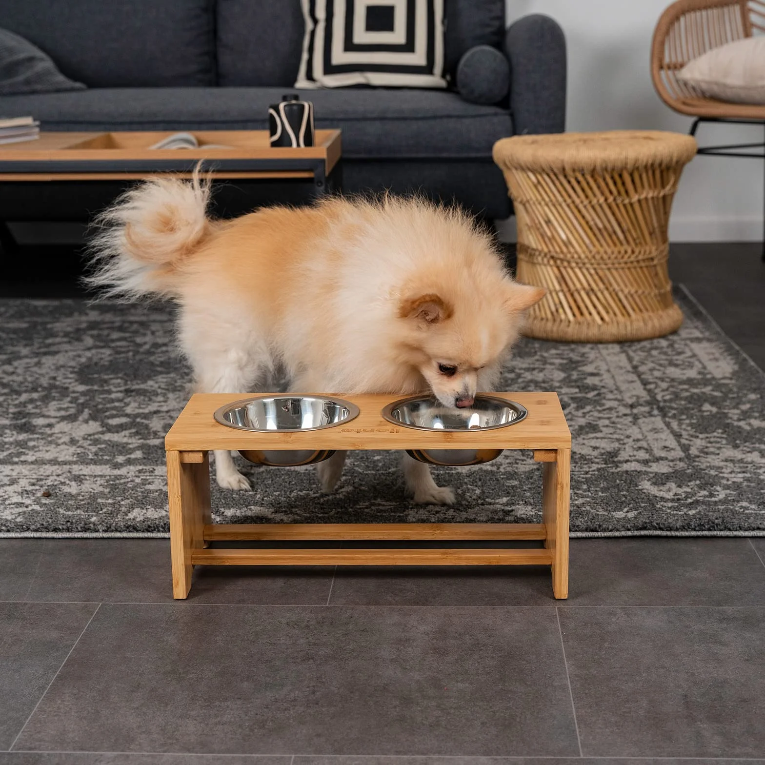lionto Comedero para Perros Elevado comedero para Perros Barra de Comida de bambú para Mascotas 2 Cuencos de Acero Inoxidable Antideslizante, (M) 44x20x19 cm