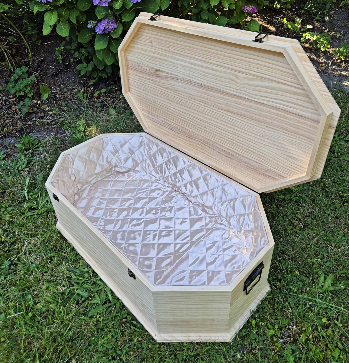 Ataúd de Madera para Mascotas, diseño Octogonal, Acabado Natural – tamaño L para Mascotas pequeñas – ataúd con Revestimiento Interior de satén y Cierre metálico Seguro
