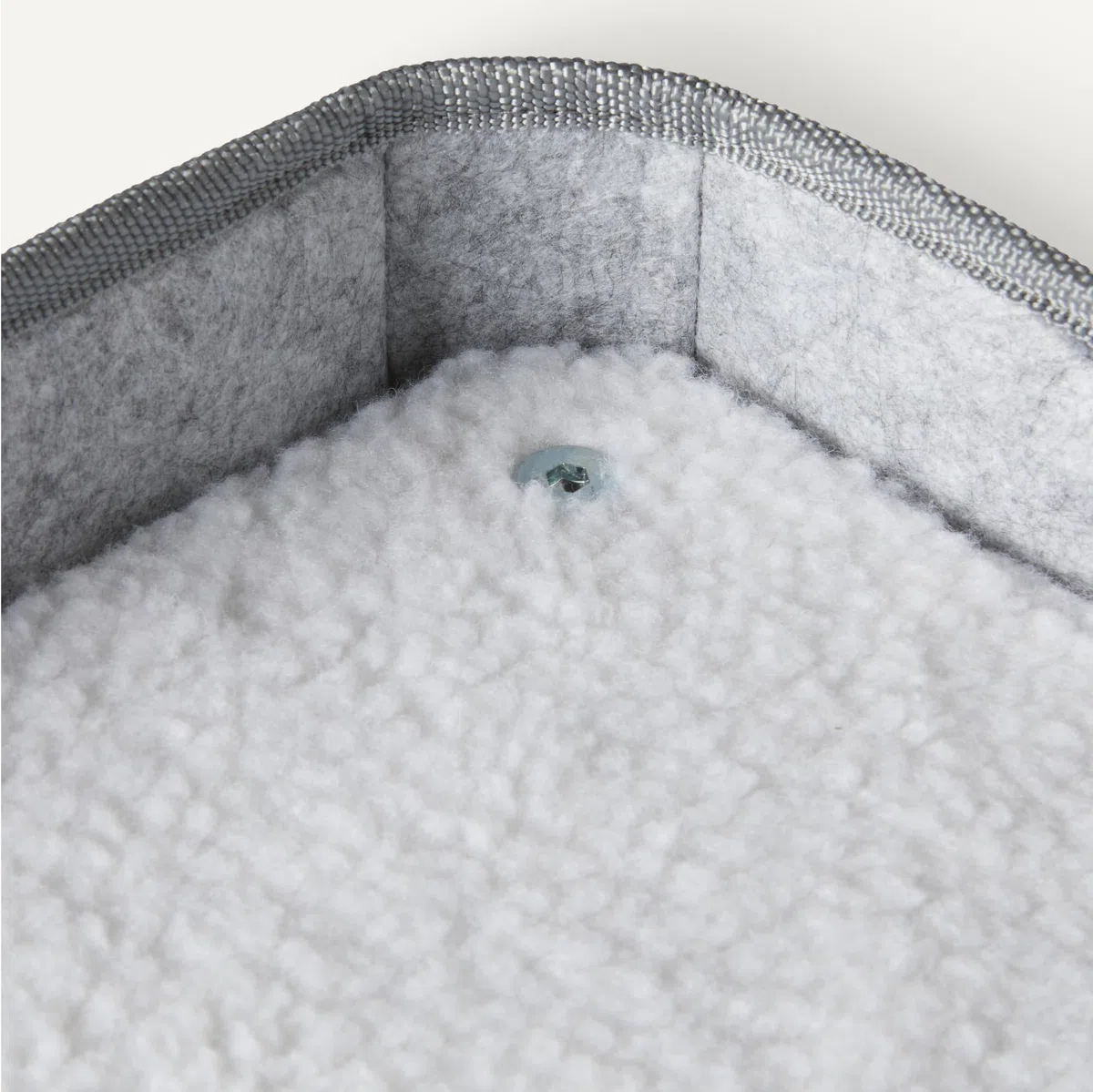 Amazon Basics Casa para Gatos de 2 Pisos para Gatos de Interior, Cueva Cubierta para Gatos con Rascador y Bola Esponjosa, Casas Plegables en Forma de Cubo para Gatos, 43,2 x 35,6 x 57,2 cm, Gris
