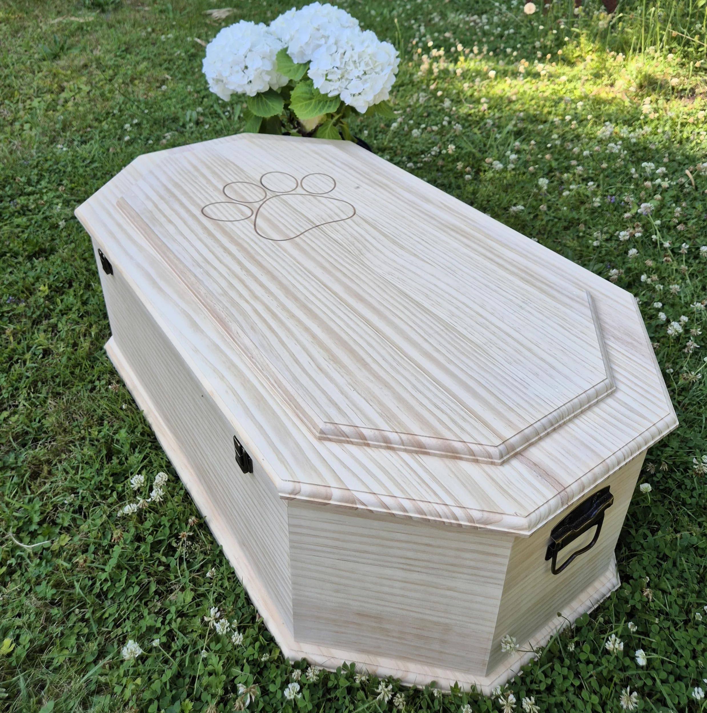 Ataúd de Madera para Mascotas, diseño Octogonal, Acabado Natural – tamaño L para Mascotas pequeñas – ataúd con Revestimiento Interior de satén y Cierre metálico Seguro