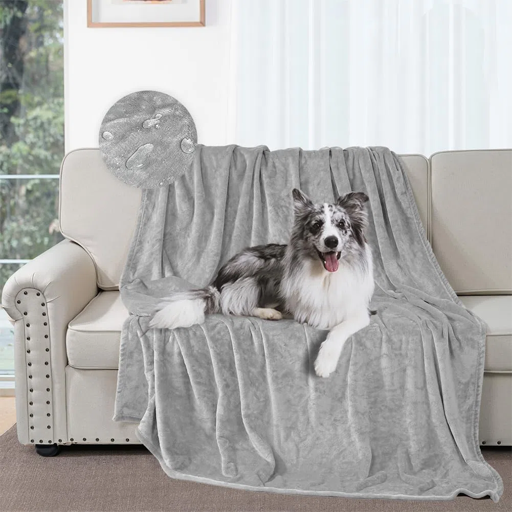 DUJUIKE Manta de cama impermeable, manta de franela impermeable para perros, adecuada para protección de muebles de sofá cama, manta multifuncional suave y cómoda de doble cara (102x152cm, gris claro)