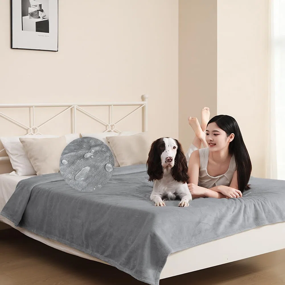 DUJUIKE Manta de cama impermeable, manta de franela impermeable para perros, adecuada para protección de muebles de sofá cama, manta multifuncional suave y cómoda de doble cara (102x152cm, gris claro)
