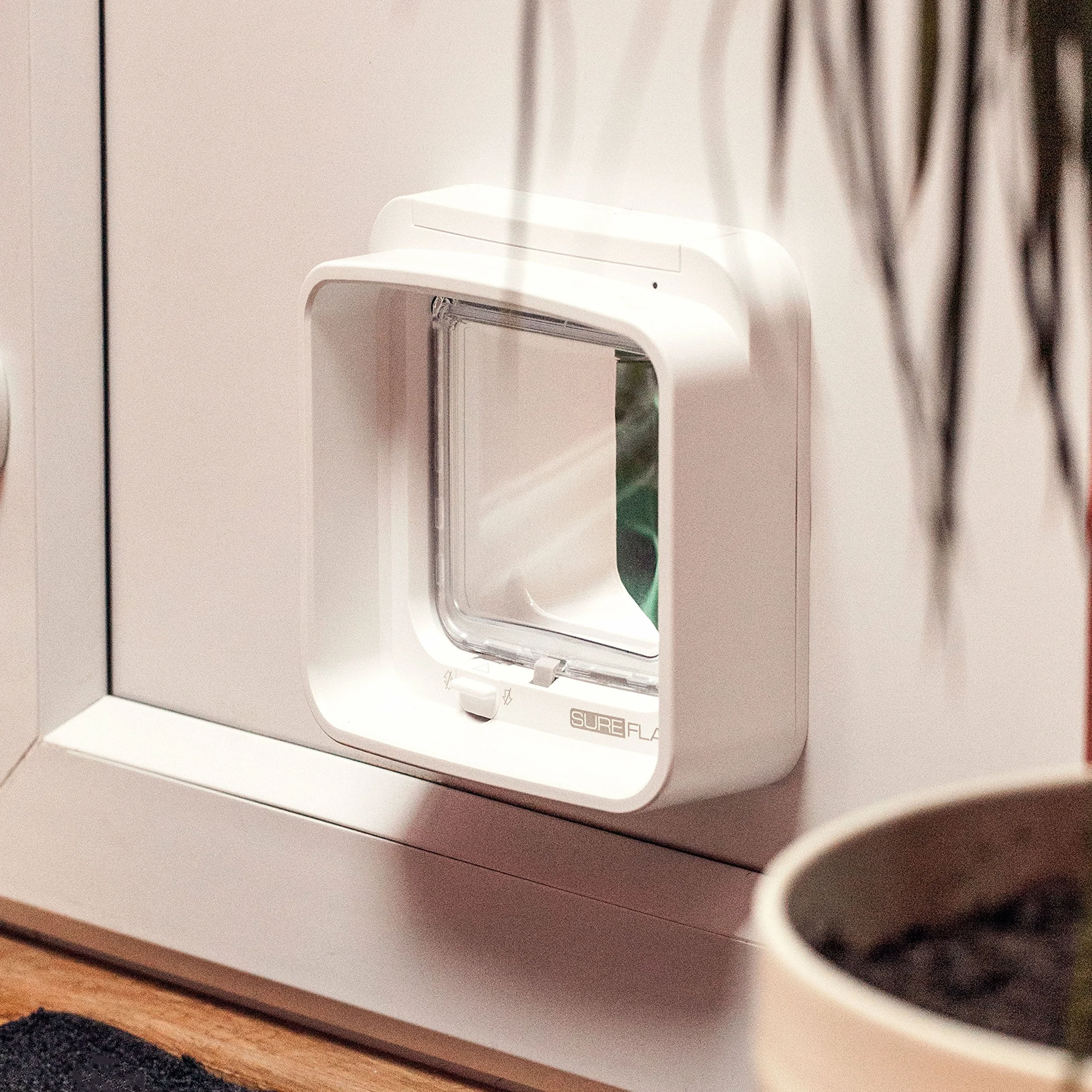 Gatera SureFlap DualScan Sure Petcare con Lector de Microchip y Placas de identificación RFID; Control con 1 Solo botón; para Puertas, Ventanas y Paredes; Blanca; Necesita 4 Pilas AA (no Incluidas).
