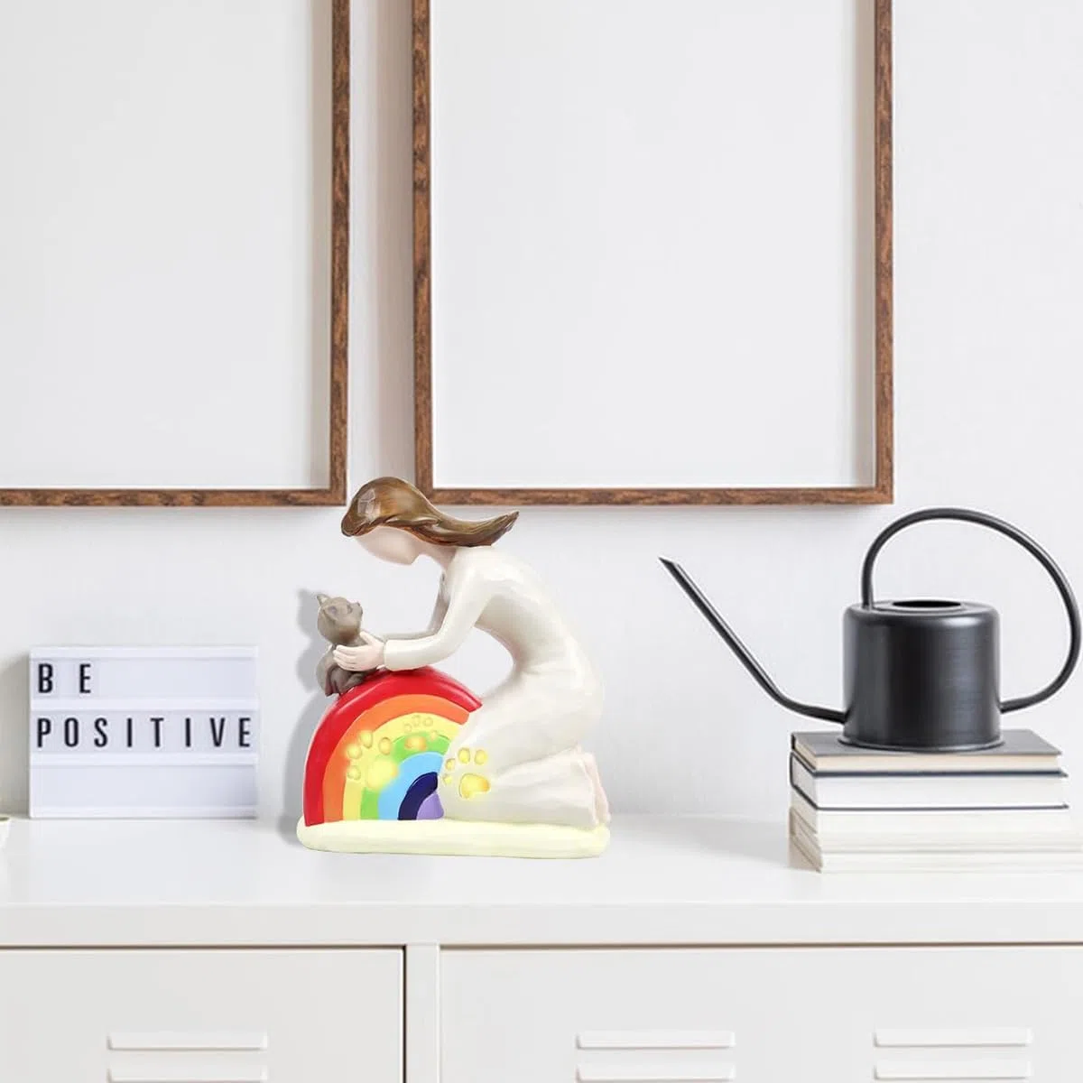 Regalo conmemorativo de gato Rainbow Bridge con estatua de resina artesanal de niña abrazando a un gato para expresar condolencias por la pérdida de una mascota.