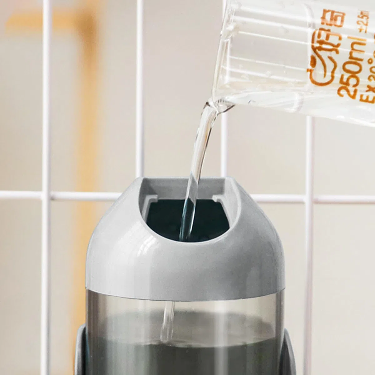 Dispensador de Agua Perros para Jaula, Septillar, 700ml, Bebedero Perro, Sin Goteo, Botella Agua Perro, Mascotas, Gato, Conejo (Gris)